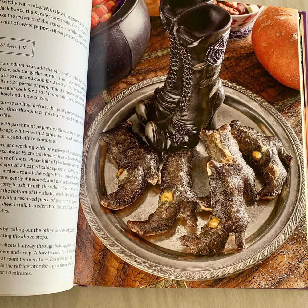 Disney Halloween Hocus Pocus  Cookbook - New - Picture 3 of 5